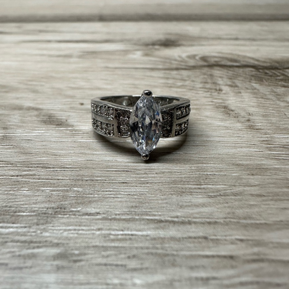 Elegant .925 Sterling Silver Marquise Cut Stone Ring size 7